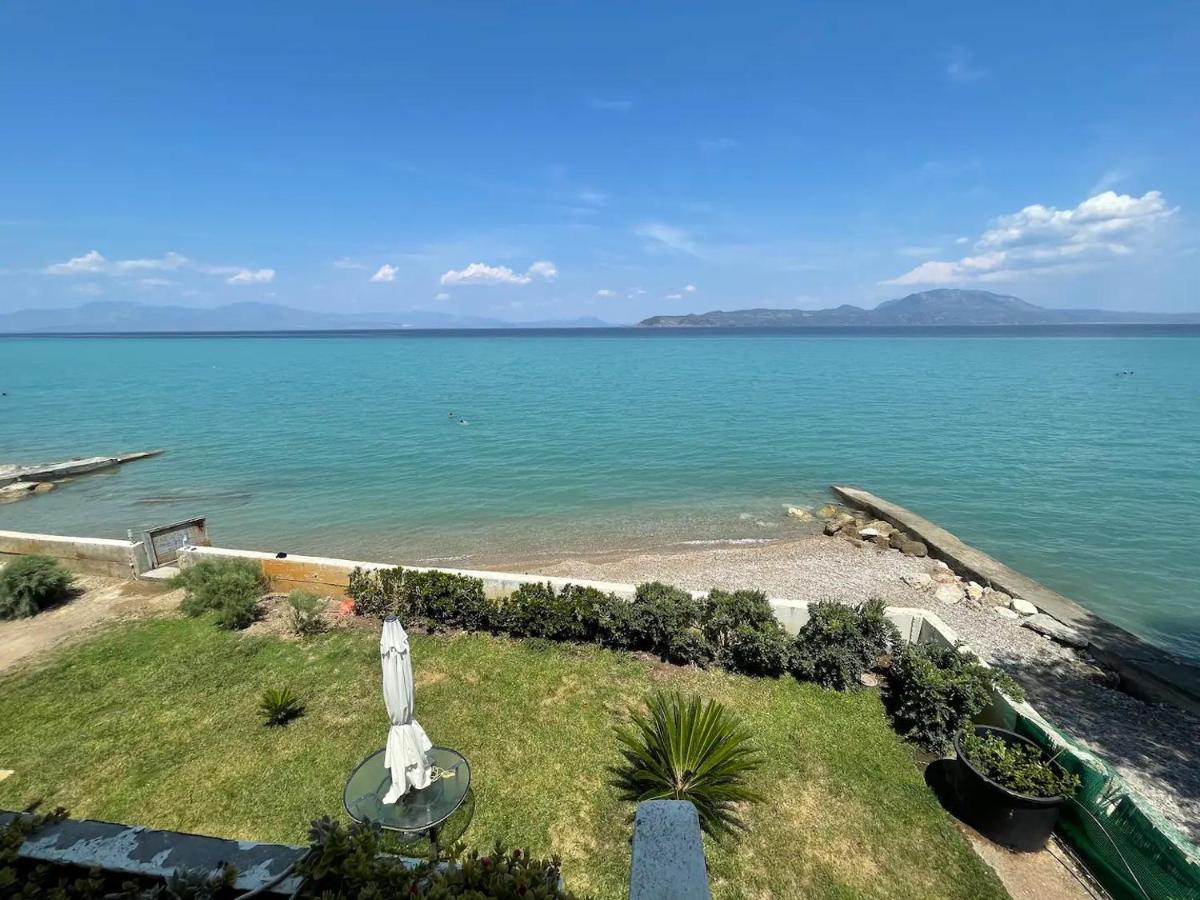 Stunning Beachfront Apartment Stratos Nerántza Exterior photo