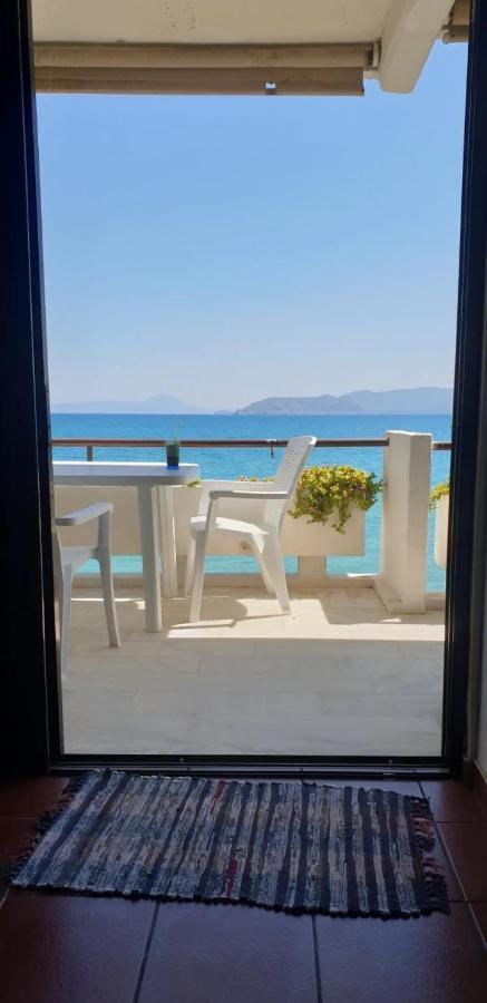 Stunning Beachfront Apartment Stratos Nerántza Exterior photo