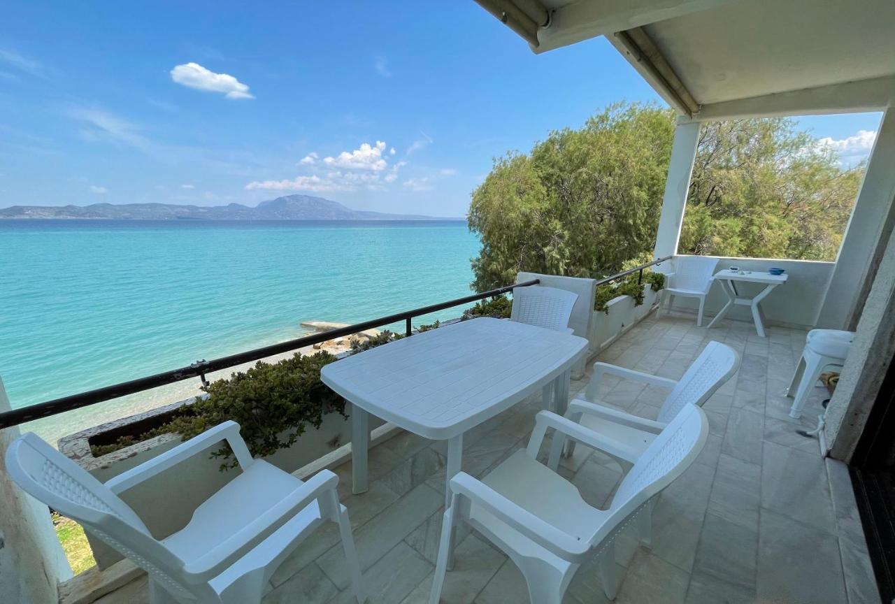 Stunning Beachfront Apartment Stratos Nerántza Exterior photo
