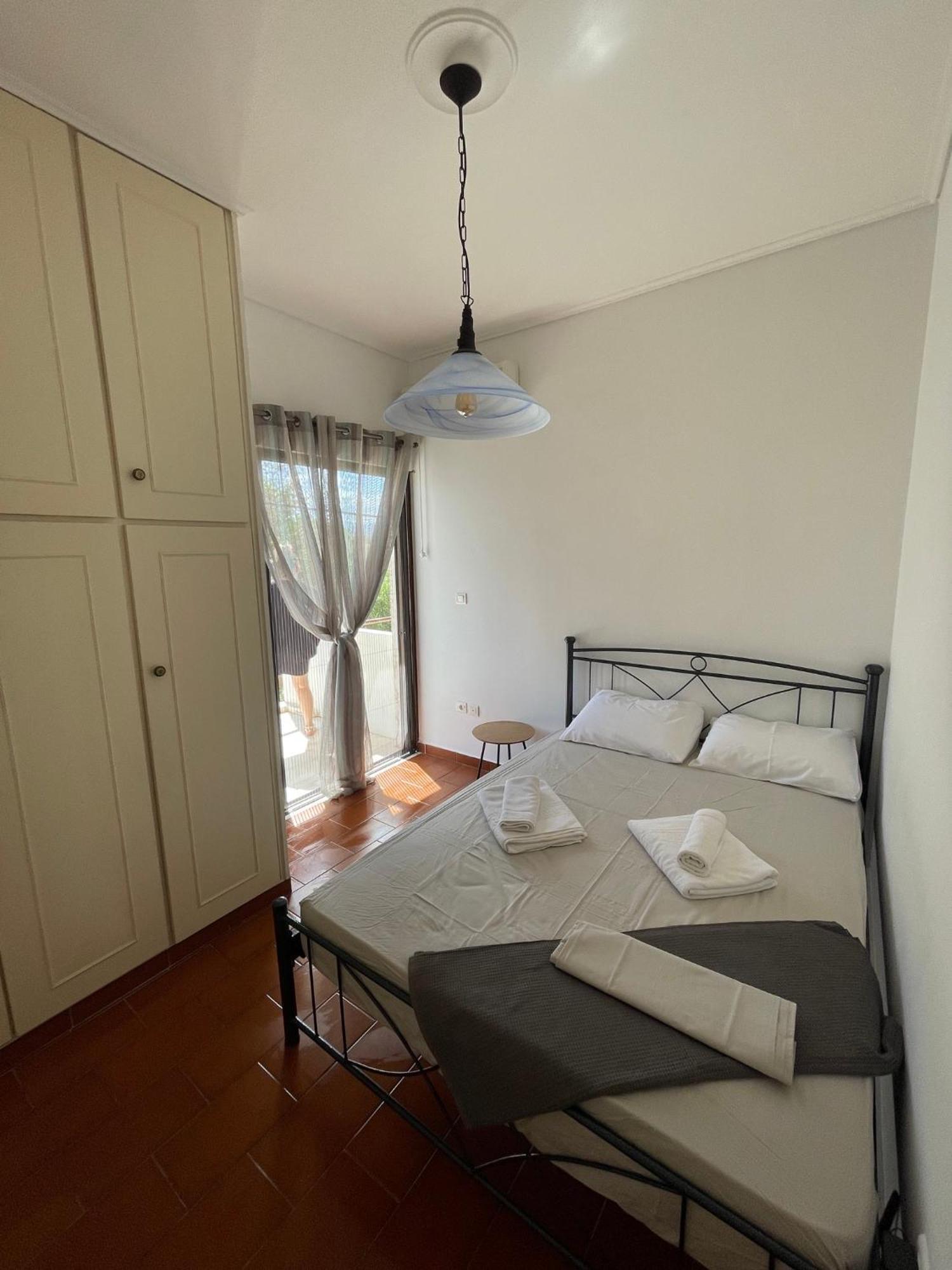 Stunning Beachfront Apartment Stratos Nerántza Exterior photo
