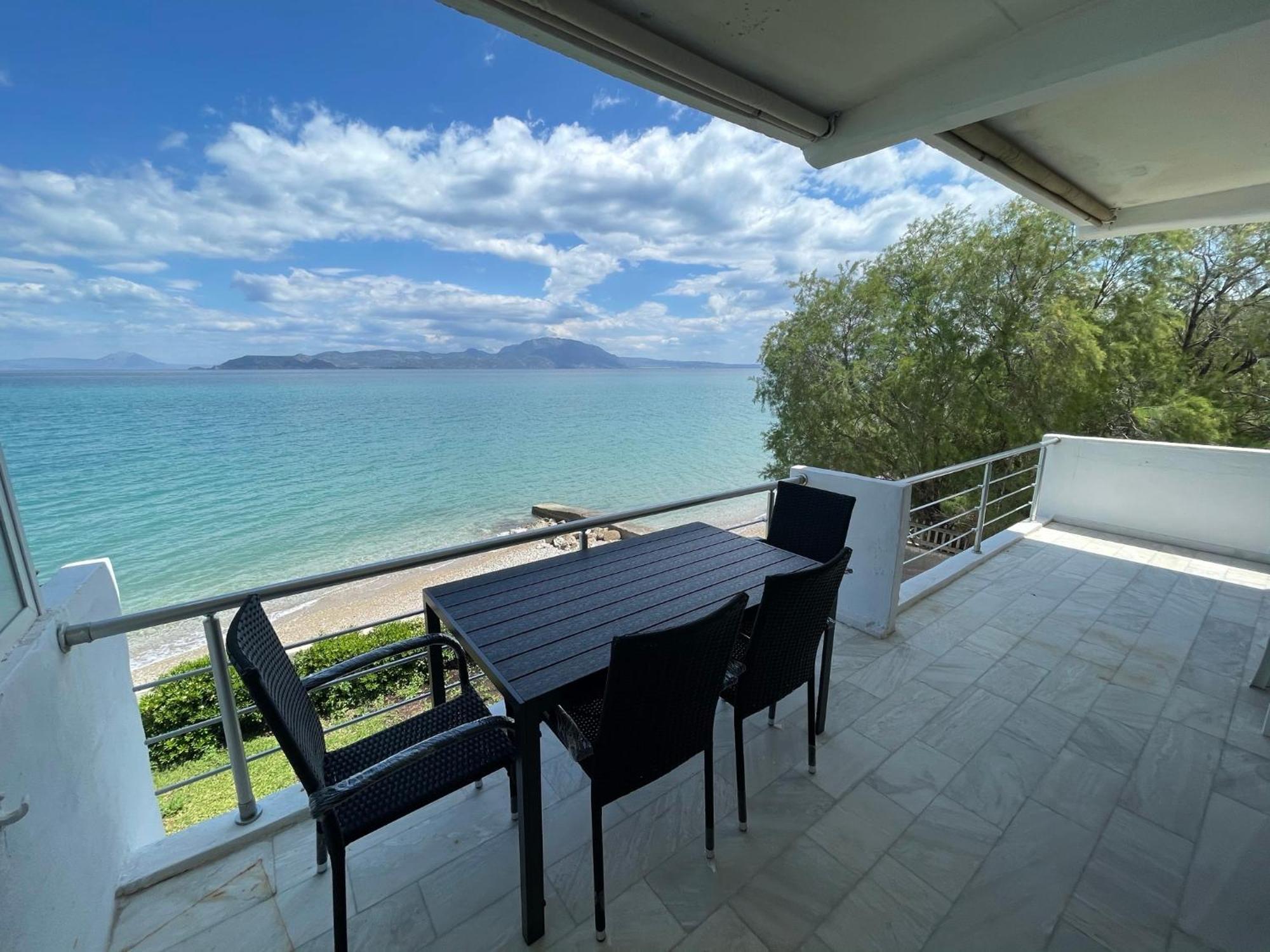 Stunning Beachfront Apartment Stratos Nerántza Exterior photo